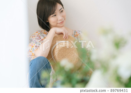 Women avoiding the sun Women avoiding the sun 89769431