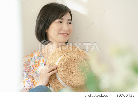 避開陽光的女性 89769433