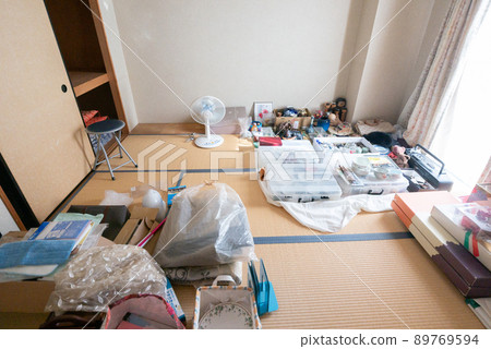 整理行李的父母家的日式房間 89769594