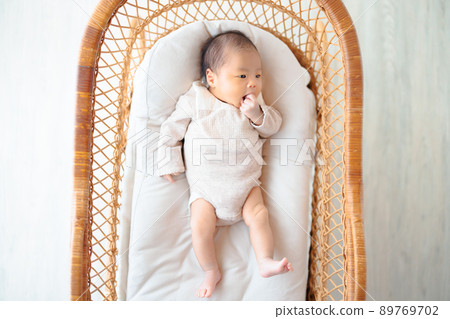 手指吮吸嬰兒全身 89769702