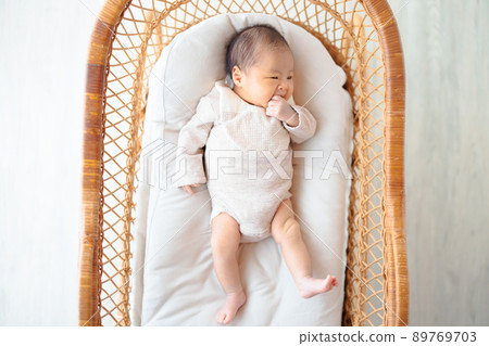 手指吮吸嬰兒全身 89769703