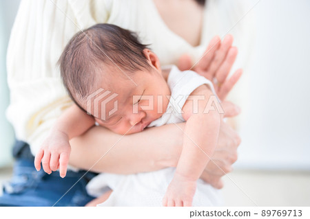 寶寶吃完奶後打嗝 89769713
