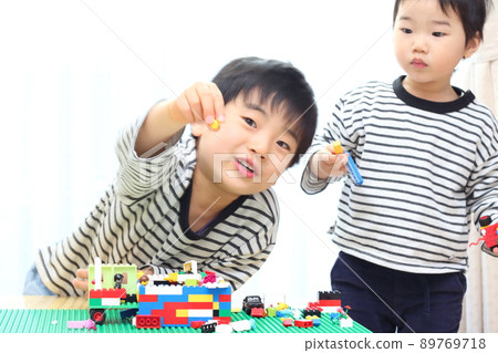 Brothers playing blocks at the table 89769718