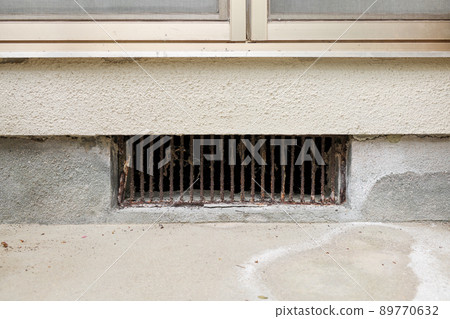 老房子生鏽的地板下通風 老房子生鏽的地板下通風 89770632