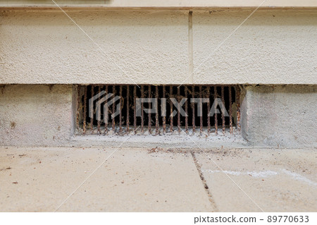 老房子生鏽的地板下通風 89770633