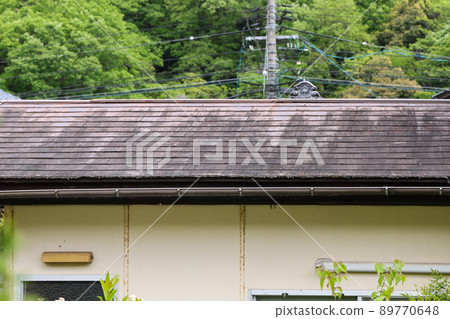 Deteriorated slate roof 89770648