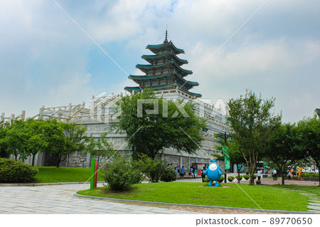 Seoul, South Korea - July 25, 2020: Gwanghwamun main entrance gate to the Gyeongbokgung Palace. Most important royal palace of Joseon Dynasty, cultural heritage. Pine wood used in the construction. Seoul, South Korea - July 25, 2020: Gwanghwamun main entrance gate to the Gyeongbokgung Palace. Most important royal palace of Joseon Dynasty, cultural heritage. Pine wood used in the construction. 89770650