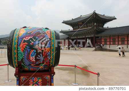 Seoul, South Korea - July 24, 2021: Ceremonial drum in front of the Geunjeongmun Gate and Corridor of Gyeongbokgung Palace. Colourful traditional drum at the square among Gwanghwamun and Geunjeongmun 89770701