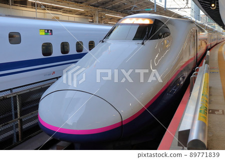 新幹線首班列車停靠在東京站 E2 Series MAX Toki Nozomi No. 1 開往博多 89771839
