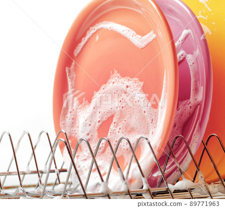 Plates with cleaning foam in dishwasher 89771963