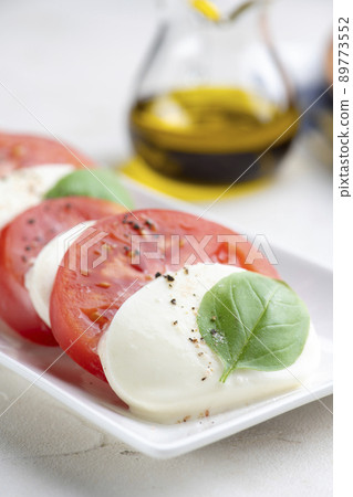 Caprese of fresh tomatoes and mozzarella cheese 89773552