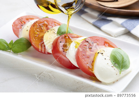 新鮮番茄和馬蘇里拉奶酪捲心菜 89773556
