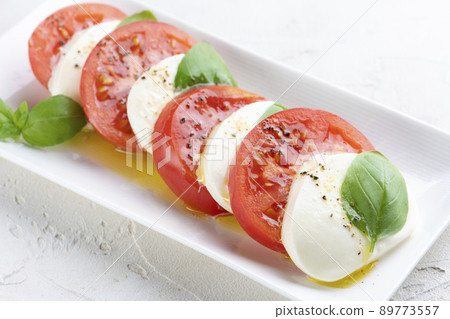 新鮮番茄和馬蘇里拉奶酪捲心菜 89773557