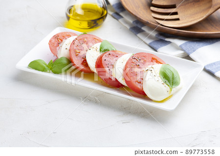 新鮮番茄和馬蘇里拉奶酪捲心菜 新鮮番茄和馬蘇里拉奶酪捲心菜 89773558