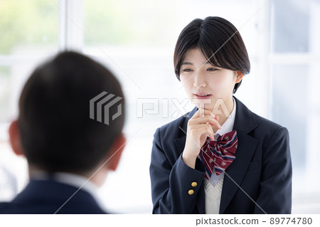 高中生採訪:學生與老師交談 高中生採訪:學生與老師交談 89774780