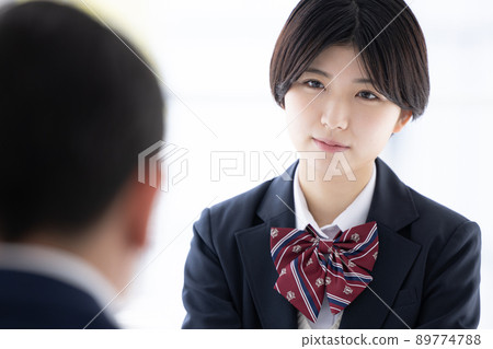 高中生採訪:學生與老師交談 高中生採訪:學生與老師交談 89774788