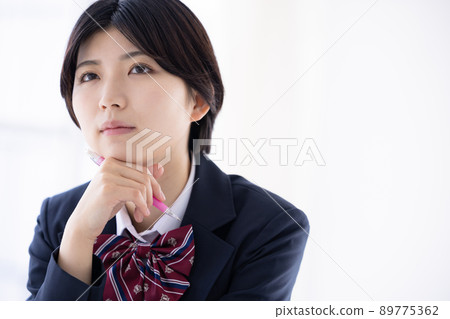看著窗外的高中女生 看著窗外的高中女生 89775362