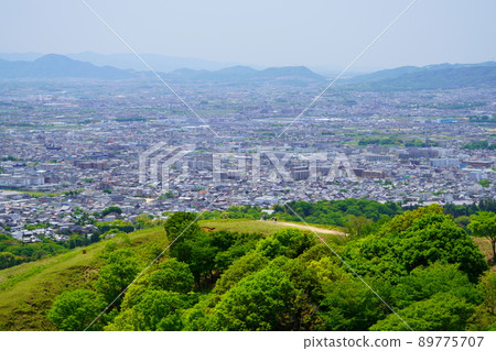View from the top of Mt. Wakakusa in May ・ Mountain trail and Yamatokoriyama area View from the top of Mt. Wakakusa in May ・ Mountain trail and Yamatokoriyama area 89775707
