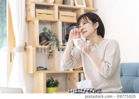 花粉症的女性 辛辣的花粉症圖像 花粉症的女性 辛辣的花粉症圖像 89775820