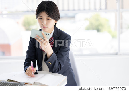 學生高中女生在平板電腦上學習 89776070