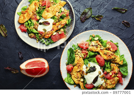 Healthy salad of chicken meat and grapefruit 89777001