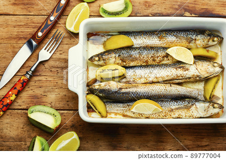 Pelengas fried with lime and kiwi. 89777004
