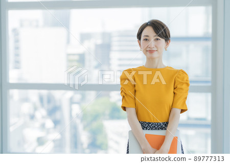 一個在現代辦公室工作的好職業女性 一個在現代辦公室工作的好職業女性 89777313
