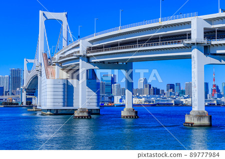 [Urban scenery of Tokyo] View toward the city center from Odaiba (3rd Daiba) 89777984