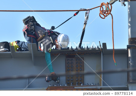 Steel frame assembly work site: Work scene of a jumper 89778114