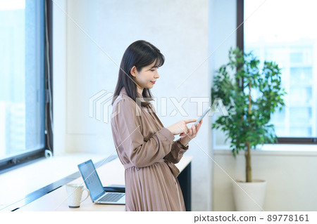 Woman holding a smartphone 89778161