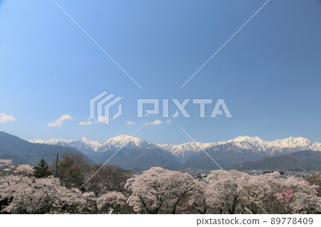 從大町公墓看到的剩餘積雪的北阿爾卑斯山 89778409