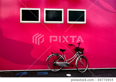 明亮的牆壁和自行車 明亮的牆壁和自行車 89778954