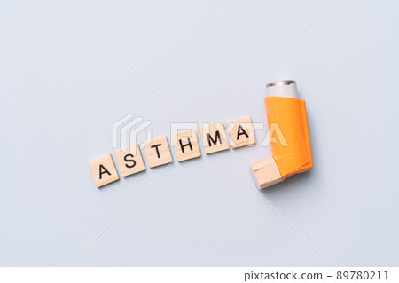 Inhalation balloon next to the word asthma Inhalation balloon next to the word asthma 89780211