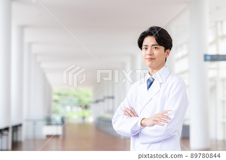 一個穿著白大褂的年輕人 89780844