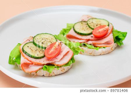 Rice Cakes with Ham, Tomato, Cucumber and Green Salad Rice Cakes with Ham, Tomato, Cucumber and Green Salad 89781406