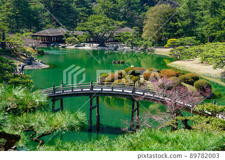 Engetsu Bridge (Takamatsu City, Kagawa Prefecture) over the South Lake from the flying peak of Ritsurin Garden 89782003