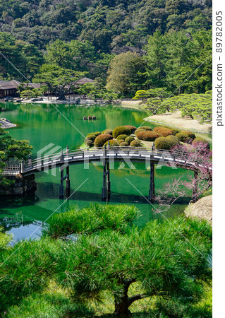 Engetsu Bridge (Takamatsu City, Kagawa Prefecture) over the South Lake from the flying peak of Ritsurin Garden 89782005