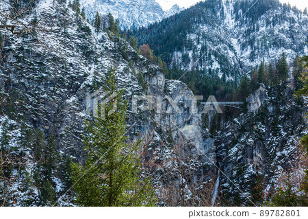 Marien Bridge over the snow-covered mountains and Perato Gorge behind Neuschwanstein Castle in Germany Marien Bridge over the snow-covered mountains and Perato Gorge behind Neuschwanstein Castle in Germany 89782801