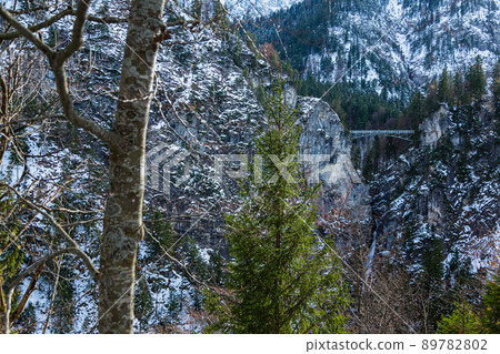 Marien Bridge over the snow-covered mountains and Perato Gorge behind Neuschwanstein Castle in Germany Marien Bridge over the snow-covered mountains and Perato Gorge behind Neuschwanstein Castle in Germany 89782802
