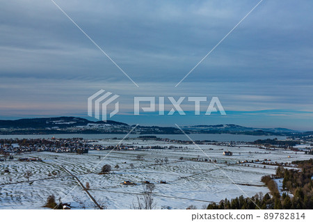 從德國新天鵝堡看雪景中的平原和湖泊 89782814