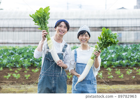 享受蘿蔔收穫的青年男女 89782963
