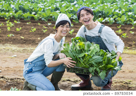 Young men and women enjoying field work 89783034