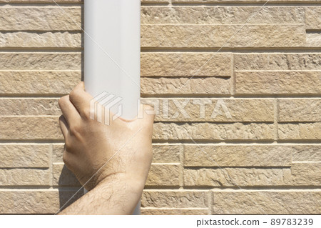 檢查空調軟管蓋的男手 89783239