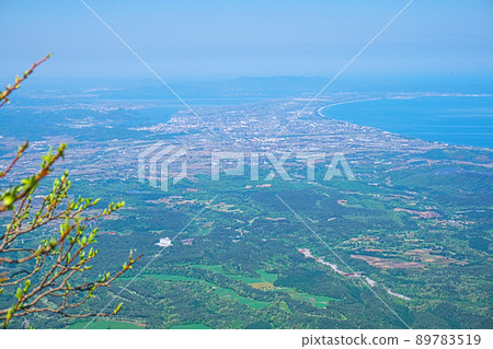 [100 Famous Mountains of Japan] Yumigahama Peninsula seen from the vicinity of the 8th station of Oyama, Daisen Town, Saihaku District, Tottori Prefecture 89783519