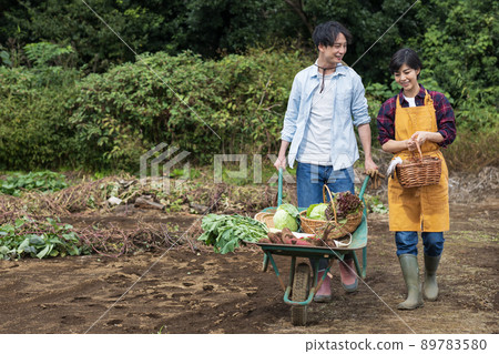 種植蔬菜的青年男女 89783580