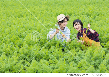 種植蔬菜的青年男女 89783596