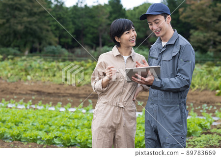 種植蔬菜的青年男女 89783669