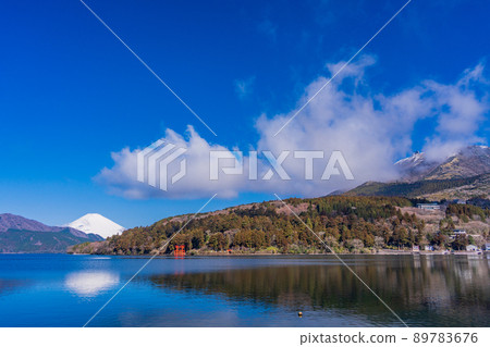 (Kanagawa Prefecture) Mt. Fuji seen from the lakeside of Motohakone (Kanagawa Prefecture) Mt. Fuji seen from the lakeside of Motohakone 89783676