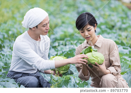 Young men and women raising cabbage 89783770