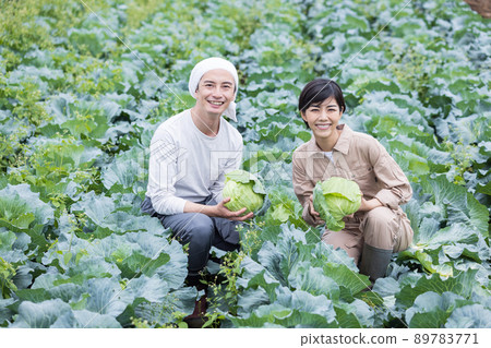 Young men and women raising cabbage 89783771